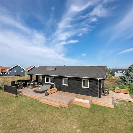 Lovely Home, Renovated In 2025, Located Only 800 Meters From The North Sea *